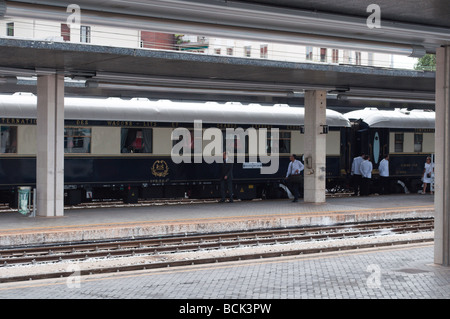 Venedig - Bahntransport Venice Simplon-Orient-Express Wagen im Bahnhof Santa Lucia Stockfoto