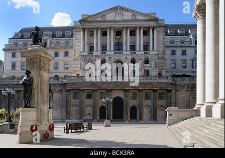 Bank von England London England UK Europa es ist ein Kriegerdenkmal auf der linken Seite und der Royal Exchange auf der rechten Seite Stockfoto