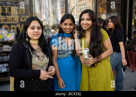 Drei Teenager Bangladeshi Mädchen an einer Straße Messe in Kensington Brooklyn, wo gibt es eine große bangladeschischen Gemeinschaft Stockfoto