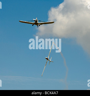 S-1 swift Kunstflug-Segelflugzeug und Piper PA-25 Pawnee zerren Flugzeug an Biggin Hill Air Show 2009. Stockfoto