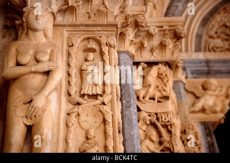 Radovan Skulpturen auf dem Portal von Trogir Kathedrale, Kroatien Stockfoto