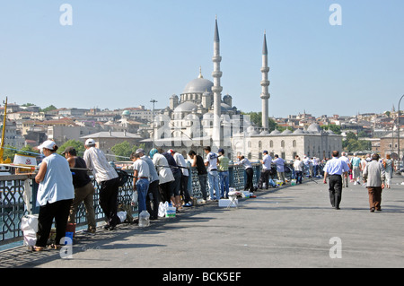Angeln von der Galata-Brücke in den Bosporus in Istanbul, Türkei Stockfoto