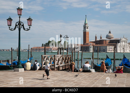 Venedig - die Riva Degli Schiavoni oder wichtigsten Waterfront Spaziergang zwischen St Marks und die Arsenale Aussicht auf San Giorgio Maggiore Stockfoto