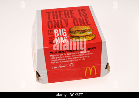 Big Mac von McDonalds Hamburger in Box auf weißem Hintergrund Stockfoto