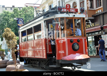 Die antiken Straßenbahn verläuft zwischen Tünel und Taksim-Platz in Istanbul Stockfoto