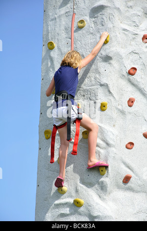 Mädchen, Klettern auf den Felsen auf Kreuzfahrtschiff Stockfoto