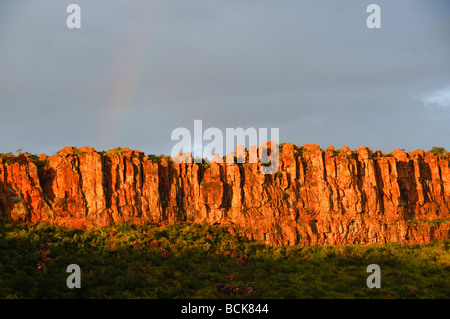Regenbogen über dem Waterberg Nationalpark in Namibia Stockfoto