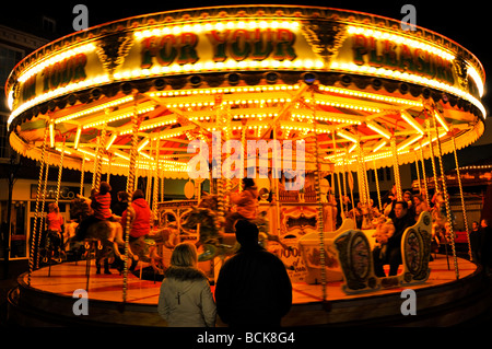 Beleuchtete Messegelände Karussellfahrt in Abingdon Michaeli Fair England Stockfoto