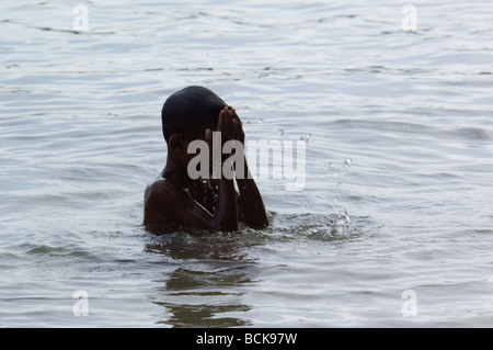 Urak Lawoi Jungen spielen im Meer nahe dem Dorf Rawai, Phuket, Thailand. Stockfoto