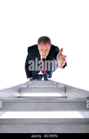 Geschäftsmann auf einer Leiter erreichen, um Hilfe auf einem weißen Hintergrund isoliert Stockfoto