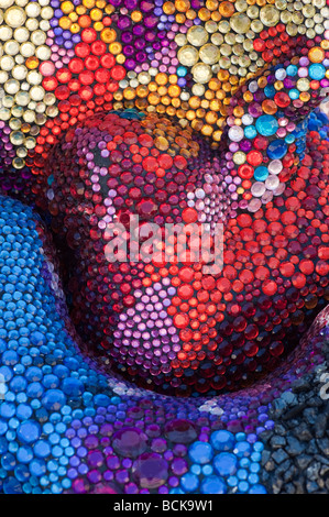 Farbiges Glas Edelsteine auf einen gestalteten Garten Skulptur, England Stockfoto