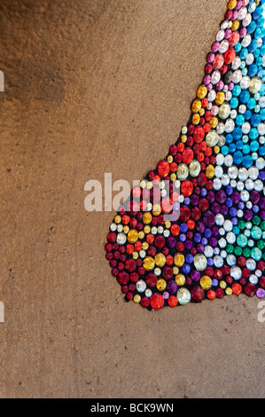 Farbiges Glas Edelsteine auf einen gestalteten Garten Skulptur, England Stockfoto