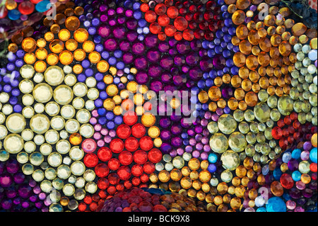 Farbiges Glas Edelsteine auf einen gestalteten Garten Skulptur, England Stockfoto