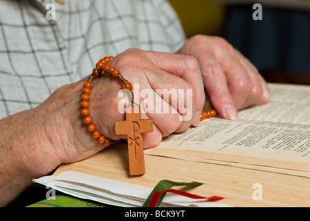 Alte Frau liest die Bibel und betet Stockfoto