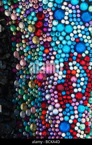 Farbiges Glas Edelsteine auf einen gestalteten Garten Skulptur, England Stockfoto