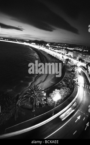Nacht, Straße und Strand entlang Küstenstadt mit Palmen, erhöhte Ansicht Stockfoto