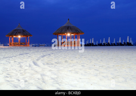 Restaurant am Strand in der Nacht Stockfoto