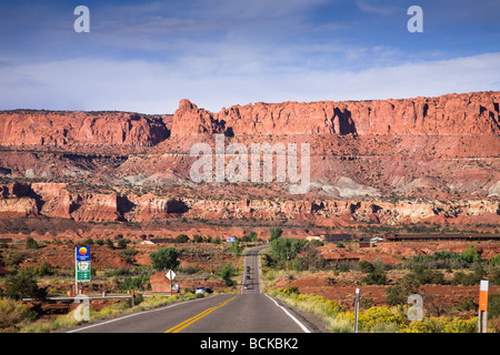 Autobahn 24 Richtung Capitol Reef National Park mit Motels entlang der Straße Utah USA Stockfoto