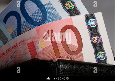 zehn und zwanzig Euro-Banknoten in Brieftasche Stockfoto