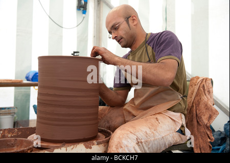 SERGE SANGHERA Potter werfen einen Tontopf auf einem Rad an der internationalen Keramik-Festival 2009 Aberystwyth Wales UK Stockfoto