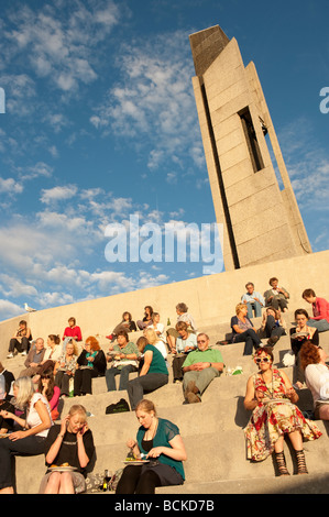 Teilnehmer mit einer Pause in der Sonne während der internationalen Keramik Festival 2009 Aberystwyth Wales UK Stockfoto