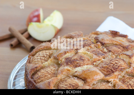 Apfelkuchen und Zimt-sticks Stockfoto