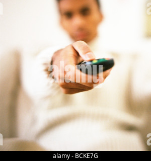 Junger Mann Betrieb Fernbedienung Stockfoto