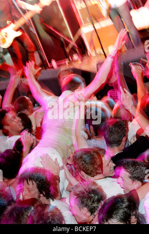 Männliche Crowdsurfing in Bar M, Manumission, San Antonio, Ibiza Stockfoto