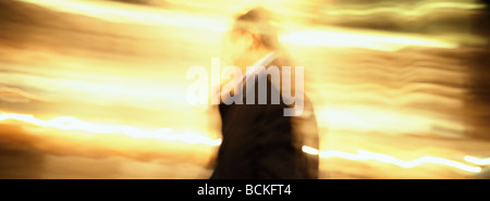 Person vor Lichtspuren, Panoramablick Stockfoto