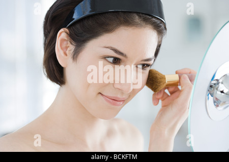 Junge Frau, die Anwendung machen Stockfoto