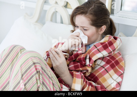 Kranke junge Frau Stockfoto