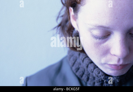 Junge Frau blickte, Nahaufnahme Stockfoto