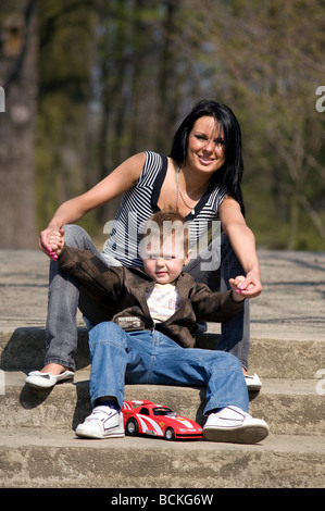 Mutter und Sohn auf Treppe Stockfoto