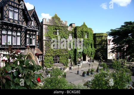 Efeu bedeckt vorne Abbey Hotel, Malvern, Worcestershire Stockfoto