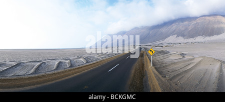 Chili, El Norte Grande, Straße in der Nähe von Gebirge, Panoramablick Stockfoto