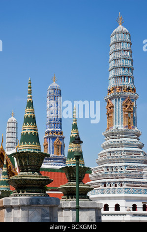 Thailand, Bangkok. Einige der schönen buddhistischen Tempeln und Schreinen in der König von Thailand s Royal Grand Palace. Stockfoto