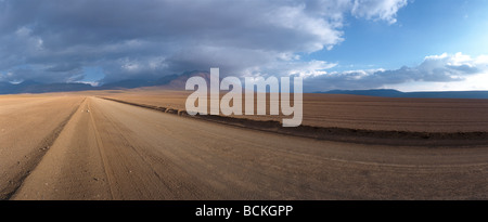 Chili, El Norte Grande, Straße durch karge Landschaft, Panoramablick Stockfoto