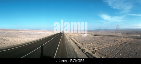 Chili, El Norte Grande, Straße durch karge Landschaft, Panoramablick Stockfoto