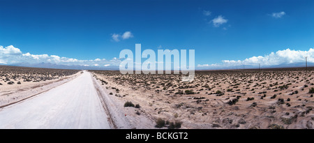 Chili, El Norte Grande, Straße durch karge Landschaft, Panoramablick Stockfoto