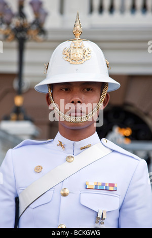 Thailand, Bangkok. Eine königliche Wache vor der Chakri-Mahaprasad-Halle in der König von Thailand s Royal Grand Palace. Stockfoto