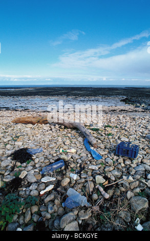 Frankreich, Müll auf kiesiger Strand Stockfoto
