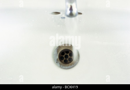 Wasser läuft aus dem Wasserhahn, erhöhte Ansicht Stockfoto