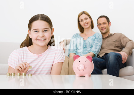 Familie mit Sparschwein Stockfoto