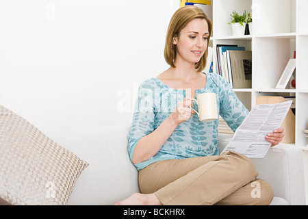 Frau sitzt und Lesung Stockfoto