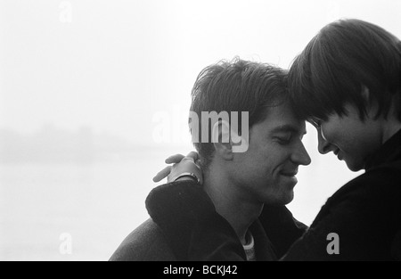 Mann und Frau berühren Köpfe, Frau mit Händen Hals des Mannes Stockfoto