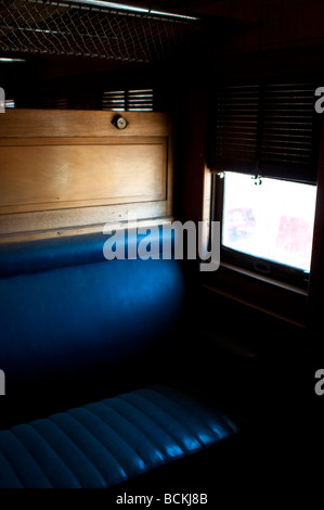 Innenraum der alten Zug in Sulfid Street Bahnhof jetzt Migranten Museum Broken Hill New South Wales Australia Stockfoto