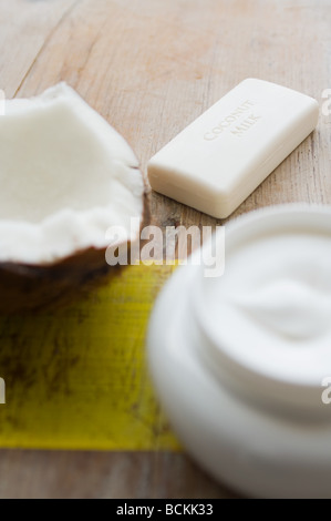 Kokosnuss Seife und Creme Stockfoto