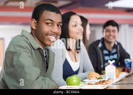 Schülerinnen und Schüler mit Mittagessen Stockfoto