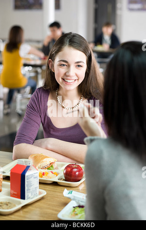 Weibliche Schülerinnen und Schüler mit Mittagessen Stockfoto