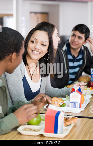 Schülerinnen und Schüler mit Mittagessen Stockfoto